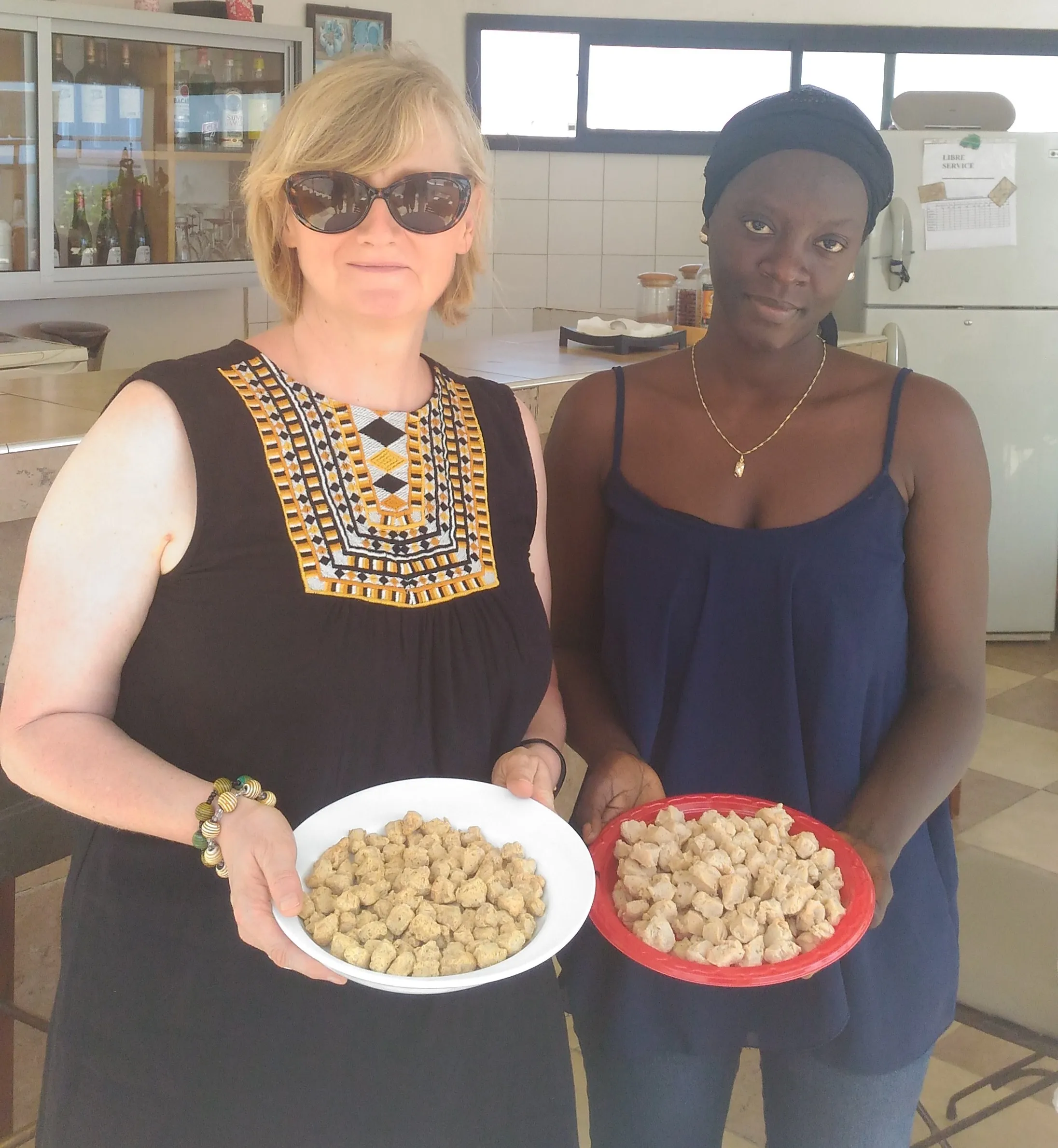 Véronique Keller et Caroline Faye tiennent chacune un bol de protéines de soja texturées.