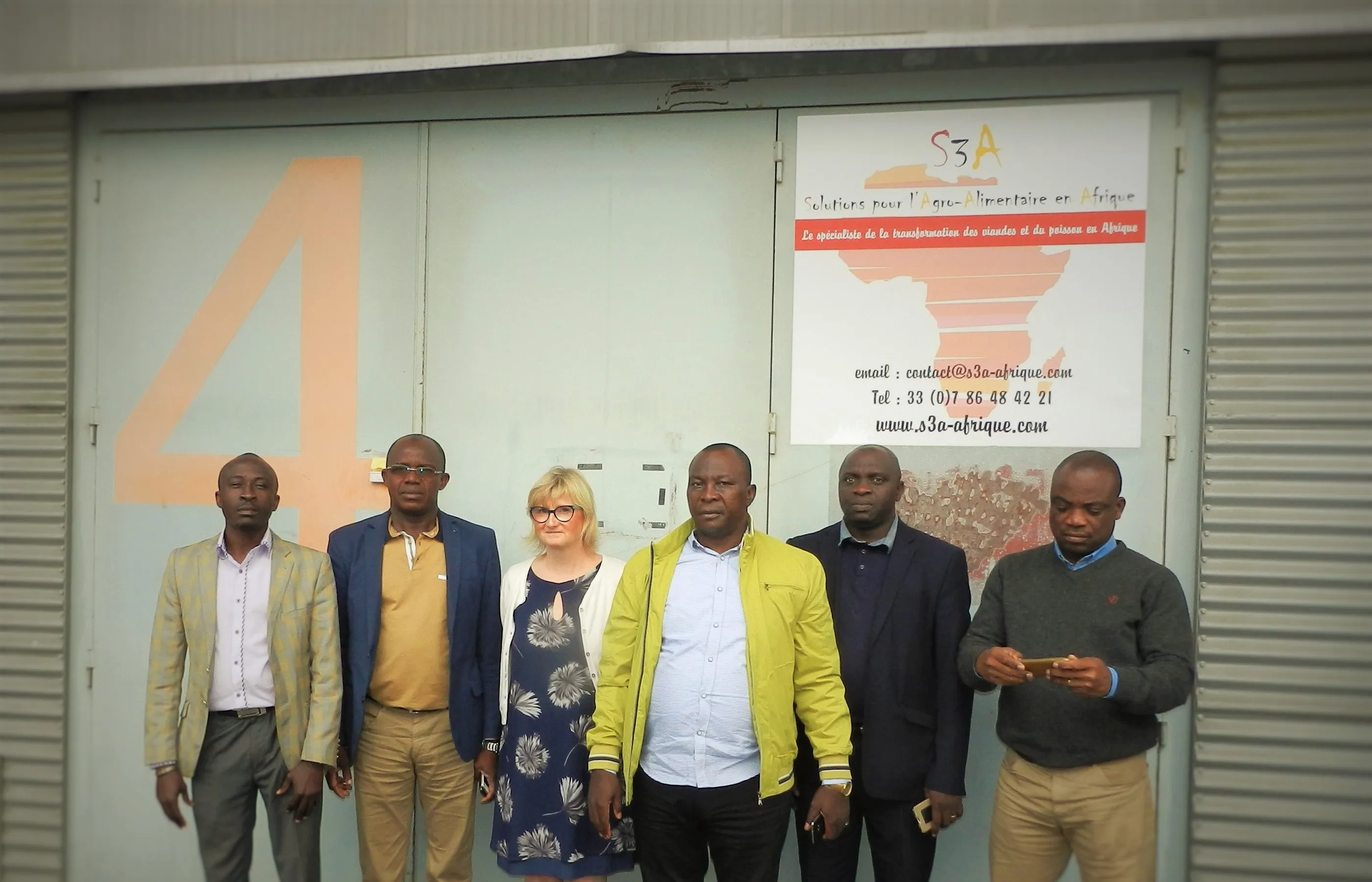 Véronique Keller entourée de la délégation ivoirienne, dont le ministre Kobenan Kouassi Adjoumani, devant les locaux de S3A.